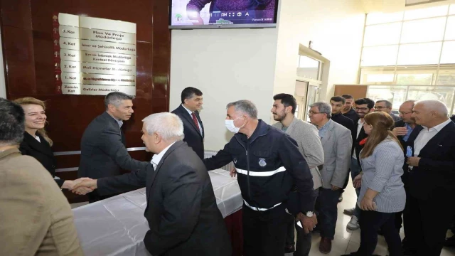 Fadıloğlu, personellerle bayramlaştı