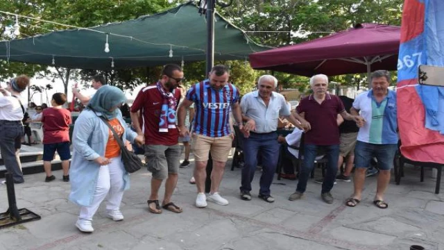 Fanatik çeşme, bordo-mavi renklere boyandı