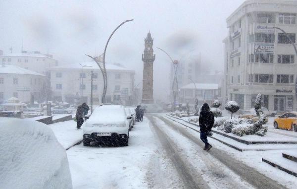 Yozgat merkezde kar kalınlığı 10 santime ulaştı