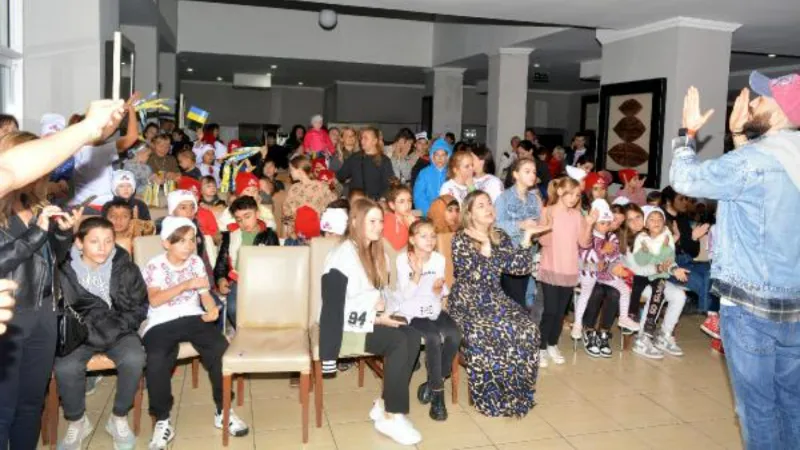 Ukraynalı ve Suriyeli çocuklar, barış için Türkçe şarkı söyledi
