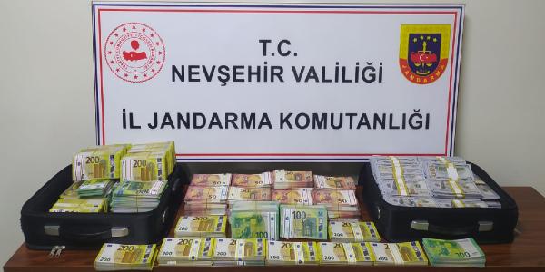 Nevşehir'de 1 milyon 400 bin Euro ile 902 bin sahte dolar ele geçirildi