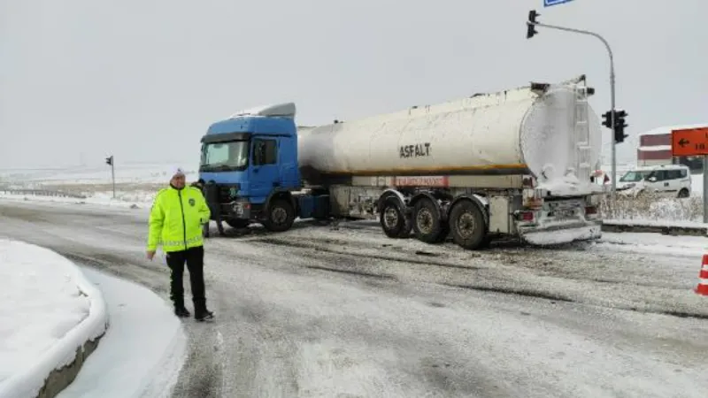 Kars'ta TIR'lar, buzlanma nedeniyle yolda kaldı