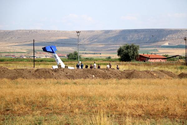 Afyonkarahisar'da kaza kırıma uğrayan uçağın enkazı kaldırılıyor