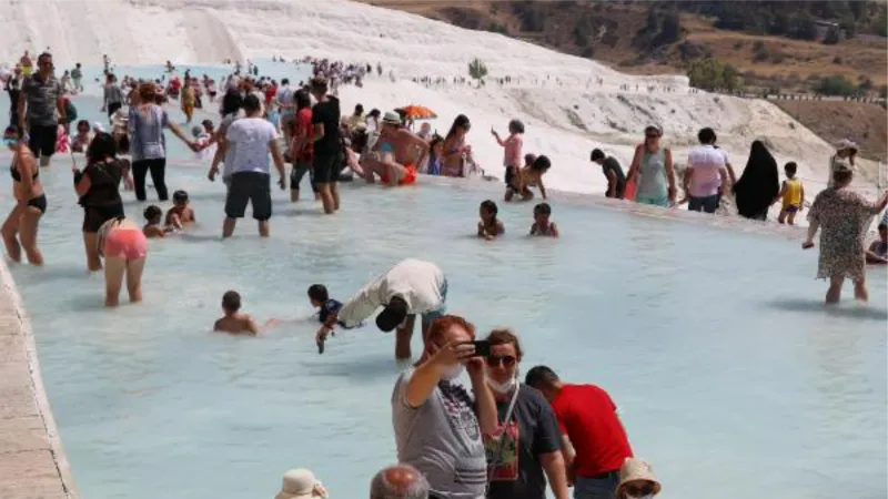 'Beyaz cennet' Pamukkale'de, 2 milyon ziyaretçi hedefi yakın