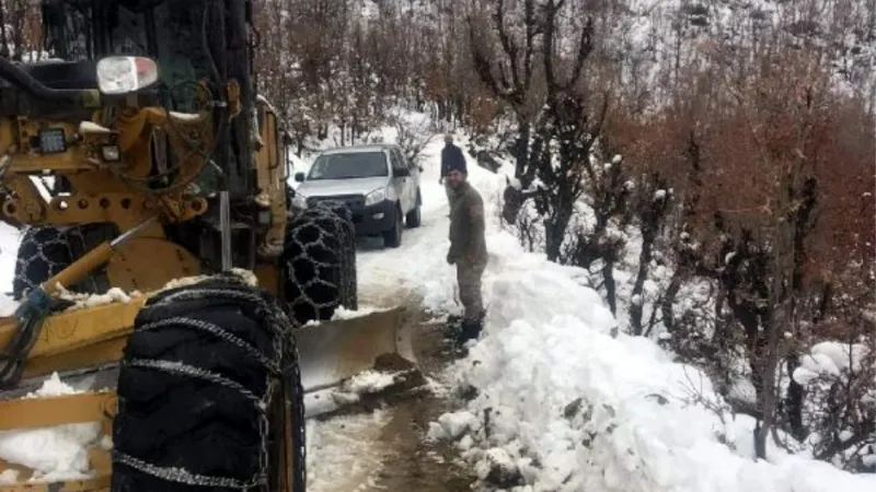 Siirt'te karlı yolda mahsur kalan güvenlik korucuları ve aile kurtarıldı
