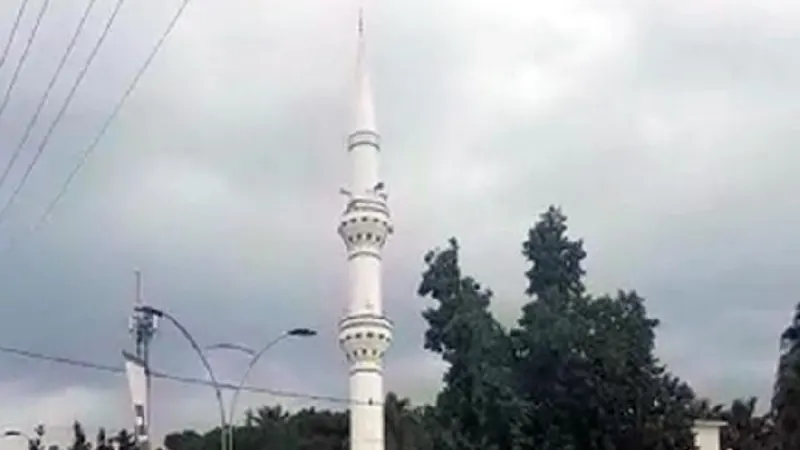 Depremde hasar gören minarenin yıkımı gerçekleştirildi