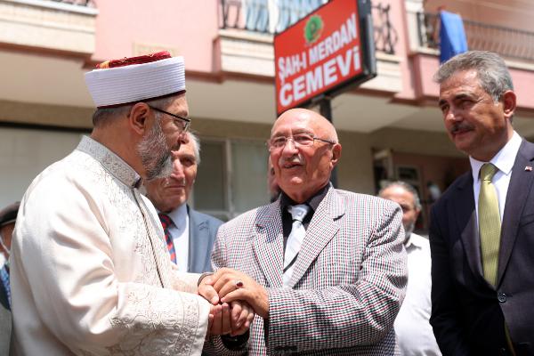 Diyanet İşleri Başkanı Erbaş'tan cemevine 'geçmiş olsun' ziyareti