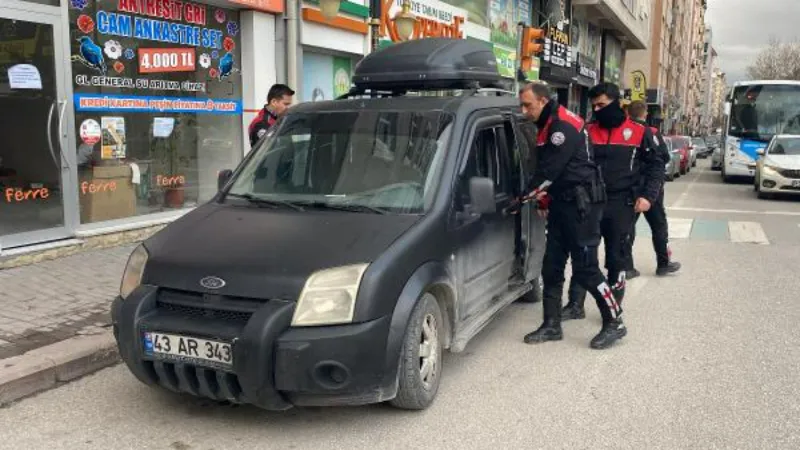 Sürücü koltuğunun altından sahte paralar çıktı