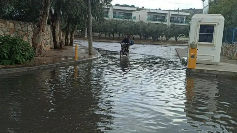 Bodrum'da sağanak; yollar göle döndü