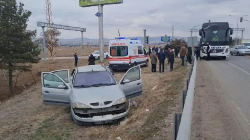 Kırıkkale'de yolcu otobüsü, otomobile çarptı: 3 yaralı