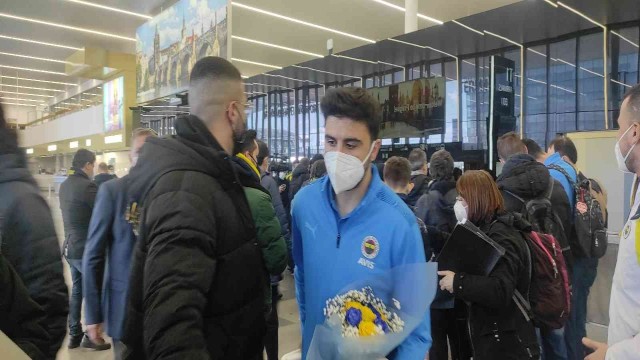 Fenerbahçe Prag’da çiçeklerle karşılandı