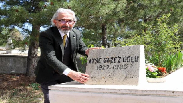 ’Feyzalıp doktor oldum’ dediği öğretmeninin mezarını 36 yıl sonra ziyaret etti