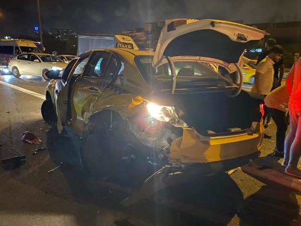 Sultangazi'de lastik değiştirirken otomobilin çarptığı taksici öldü