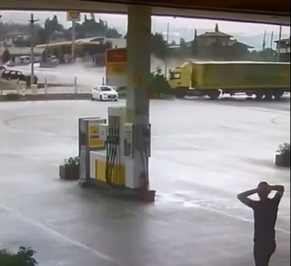 Otomobiliyle, kayan TIR'ın altında kalmaktan son anda kurtuldu