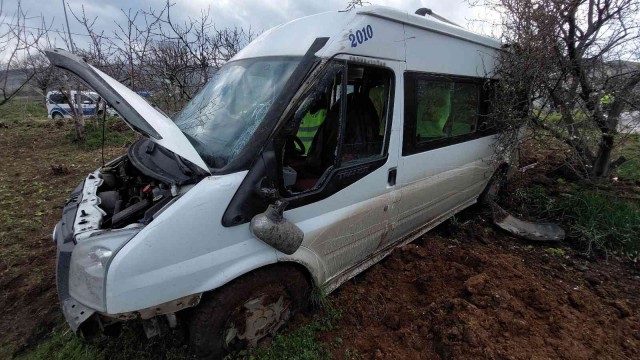 Freni tutmayan okul servisi tarlaya girdi: 5 öğrenci yaralı