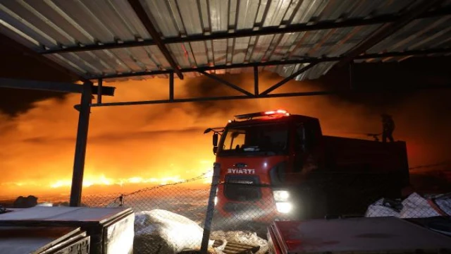 Gaziantep’te çöp ve atık malzemelerin bulunduğu arazide çıkan yangın söndürüldü