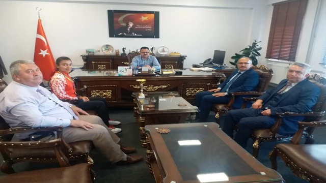 Gediz Kaymakamı Hakan Alkan Balkan Şampiyonu Sıla Ata’yı misafir etti