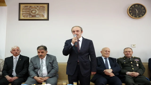 Geleneksel bayramlaşma programı Tuzcuzade Mahalle Odası’nda gerçekleştirildi