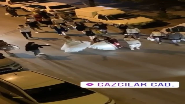 Gelinlik giyen damat geline taş çıkardı