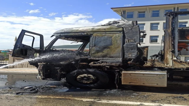 Gemlik’te otomobil ve tır alev alev yandı