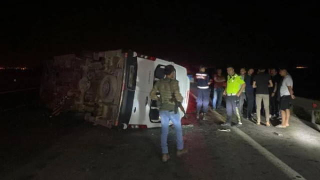Gezi dönüşü öğrencileri taşıyan minibüs TIR’a çarparak devrildi: 17 yaralı