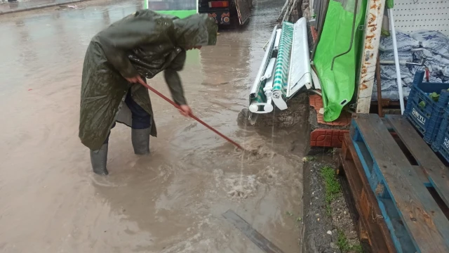 Gölbaşı’nda tıkanan yağmur suyu mazgalları açıldı