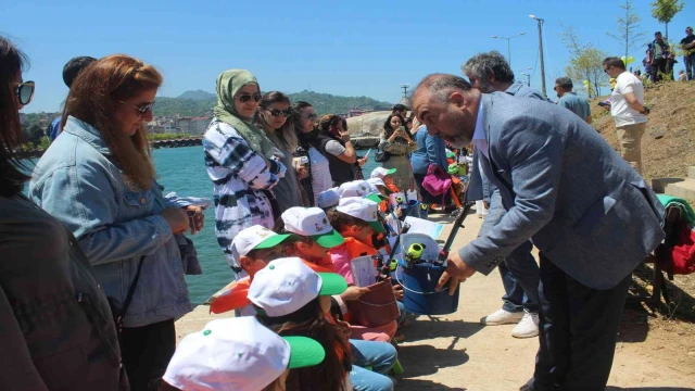 Görele’de çocuklara olta takımı dağıtıldı