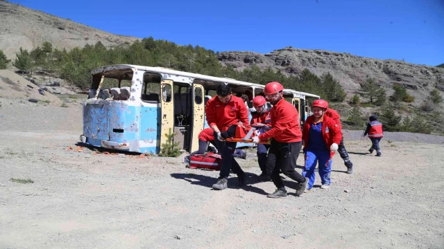 Gümüşhane’de UMKE ekiplerinden nefes kesen tatbikat