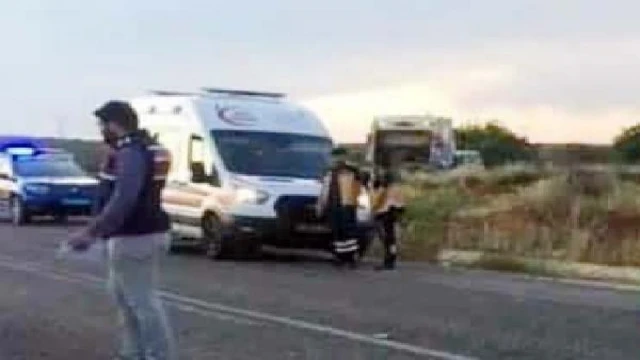 Hafif ticari araca çarpan motosikletteki 2 genç öldü