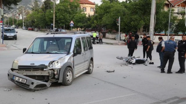 Hafif ticari araçla çarpışan motosikletin sürücüsü Fırat, kurtarılamadı