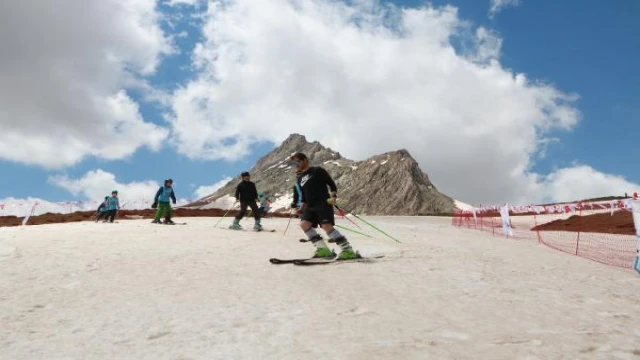 Hakkari’de mayıs ayında kayak yarışması