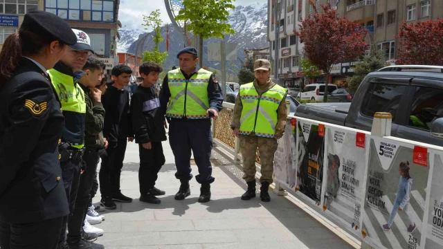 Hakkari’de ”Yayalar İçin 5 Adımda Güvenli Trafik” standı kuruldu