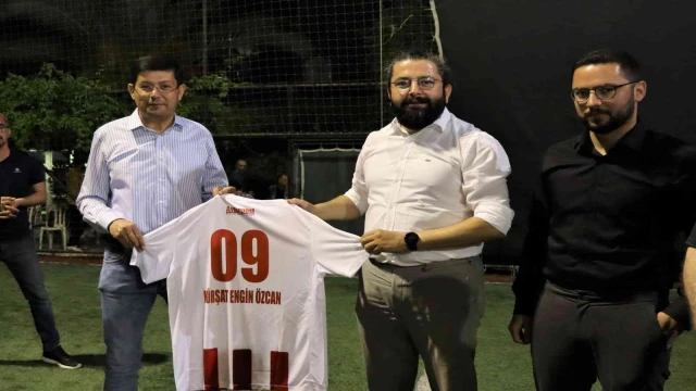 Halısaha turnuvasının başlama vuruşunu Başkan Özcan yaptı