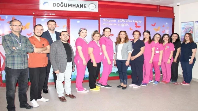 Hastane yönetimi ebelerin haftasını kutladı