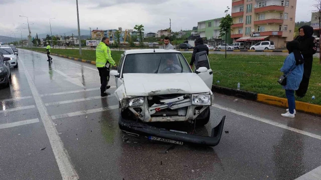 Hastaneye giderken kaza geçirdiler