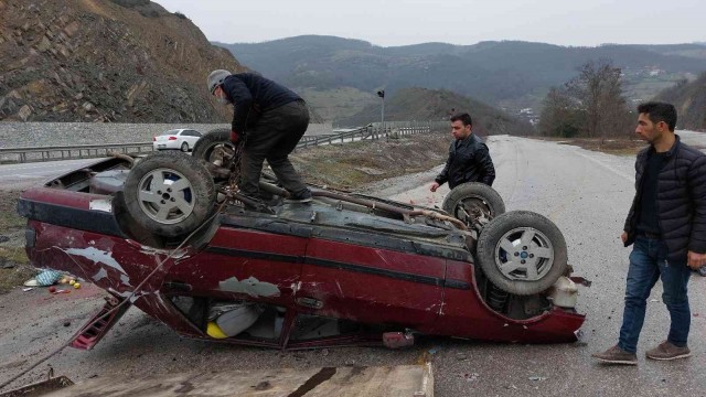 Hastaneye hasta götürürken otomobiliyle takla attı: 2 yaralı