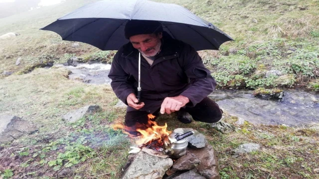 Haziran’a sayılı günler kala çobanların kar ve çay keyfi