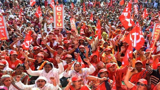 Hindistan'da hükümetin ekonomi politikalarını protesto eden işçilerin grevi sürüyor