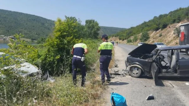 İki otomobil kafa kafaya çarpıştı: 1’i ağır 4 yaralı