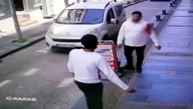 İkinci yabancı gencin makaslı ve taşlı kavgası kamerada