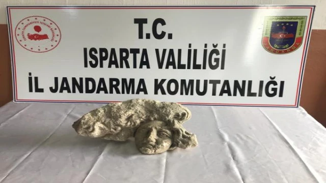 Isparta’da Medusa başı heykeli ele geçirildi