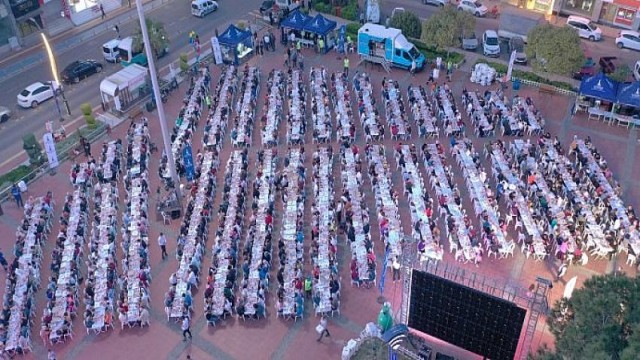 İzmir Büyükşehir Belediyesi’nin iftar sofrası Aliağa’da kuruldu