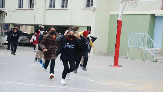 İzmirli öğrenciler, tatbikatla deprem gününü hatırladı