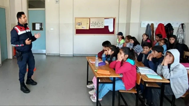 Jandarma ekiplerinden öğrencilere trafik eğitimi