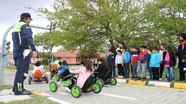 Jandarmadan çocuklara trafik eğitimi