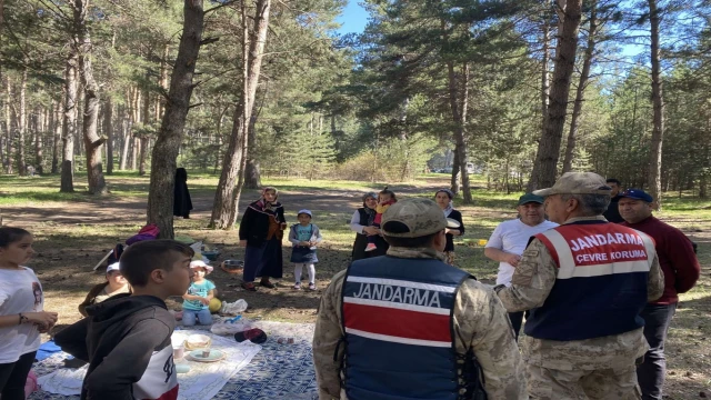 Jandarmadan piknikçilere çöp uyarısı