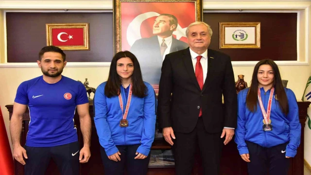 Kadın güreşçiler Başkan Bakkalcıoğlu’nu ziyaret etti