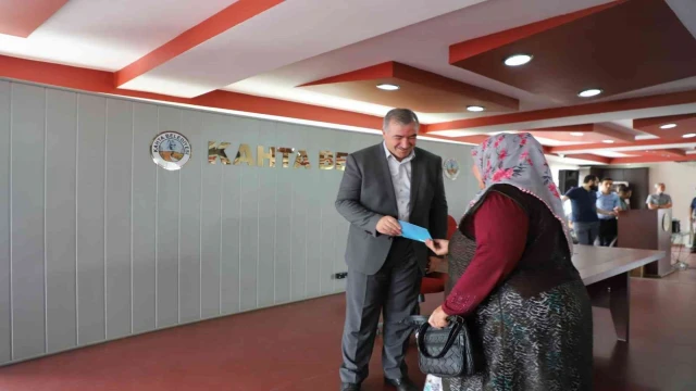 Kahta Belediyesi sosyal yardım kartı dağıtmaya devam ediyor