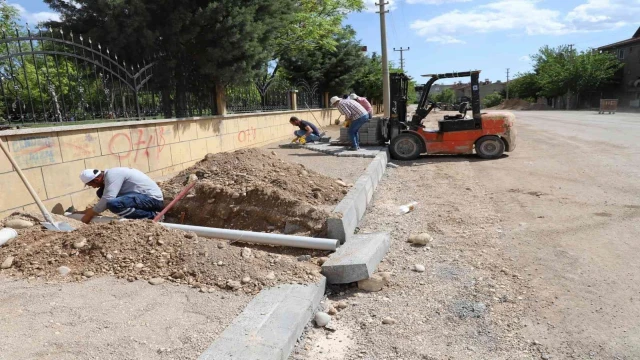 Kahta’nın işlek caddelerinde kaldırım çalışmaları başladı