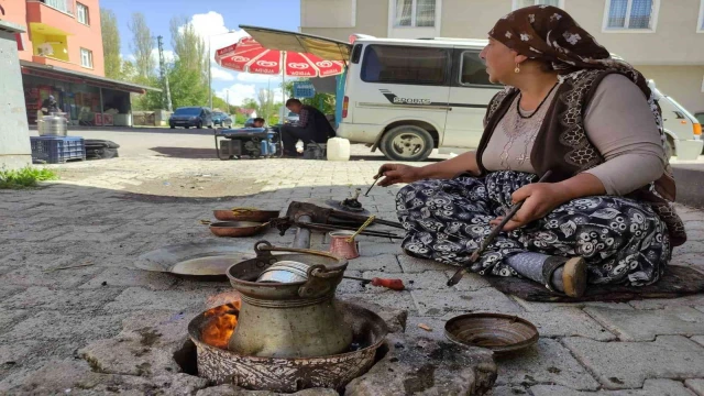 Kalaycılığı yaşatmak için Türkiye’yi dolaşıyor